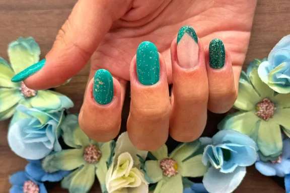 Uñas de la mano con tratamiento de manicura en color verde