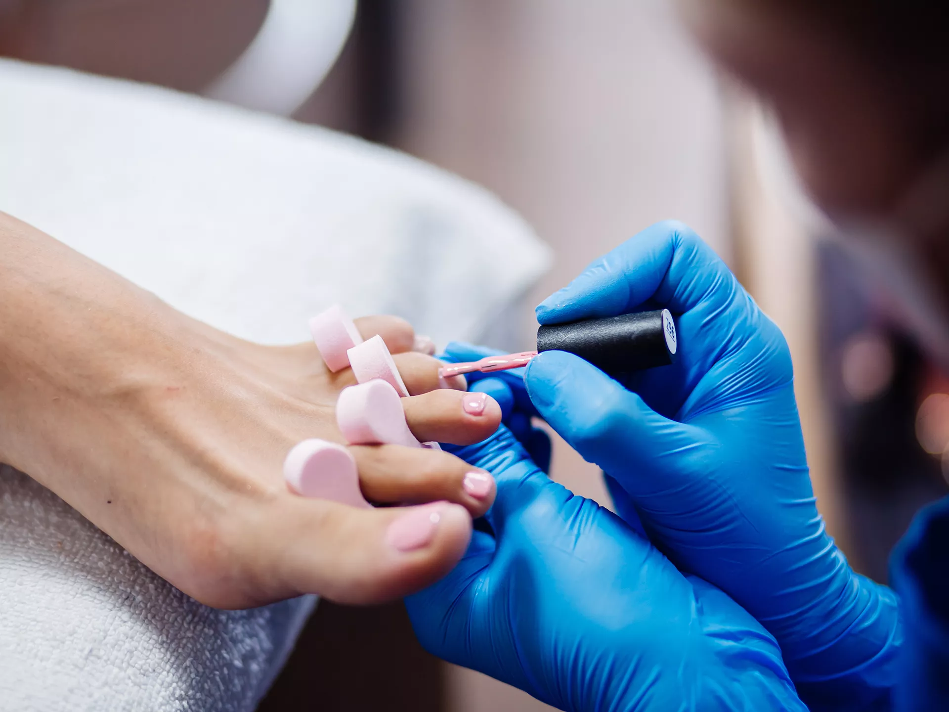 Persona pintando las uñas de los pies